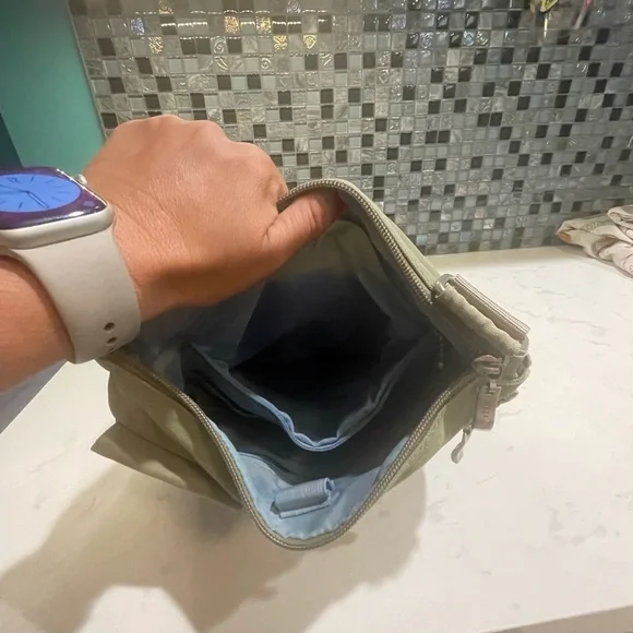 Baggallini Super Cute Crossbody- Great Condition, but see Photos of inner liner - Picture 3 of 7